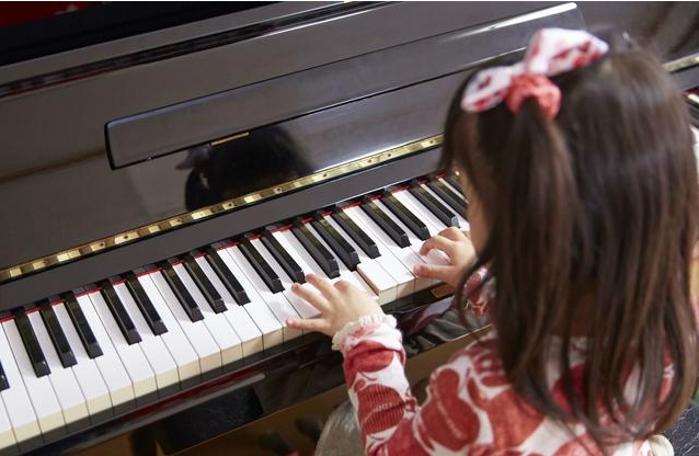 剛開始學(xué)鋼琴好難_學(xué)鋼琴最開始練什么_鋼琴幾歲開始學(xué)比較好
